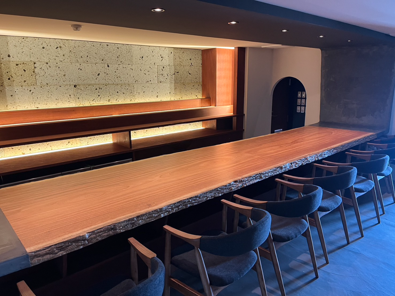 木と光が織りなす上質なBAR